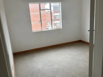 2 Bedroom Flat & Apartment