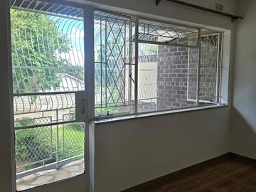 2 Bedroom Flat & Apartment