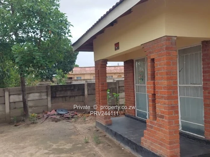 New 5-Bed Chitungwiza Home, Brick & Walled Yard, Fully serviced area (Sole Mandate)