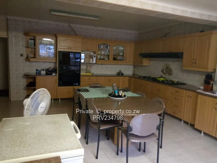 Gweru Daylesford Property for sale (4000sqm, 5beds, D+G, CCTV?)