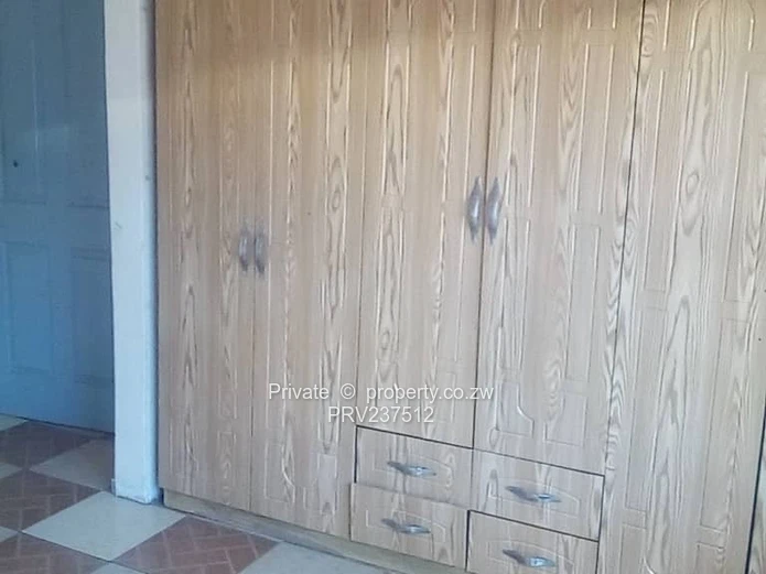 Madokero 2-Bed Garden Flat – Built-in Wardrobes & Yard