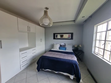 2 Bedroom Flat & Apartment