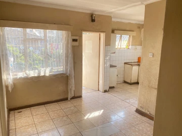2 Bedroom Flat & Apartment
