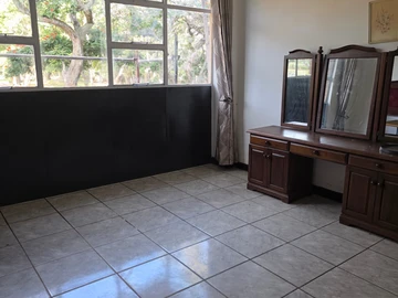 2 Bedroom Flat & Apartment
