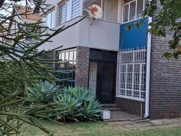 2 Bedroom Flat & Apartment