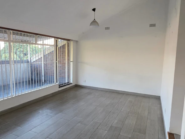 2 Bedroom Flat & Apartment