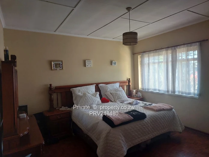 2-Bed Kensington Flat with Borehole