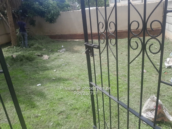 Shop/office to let (Sole Mandate)