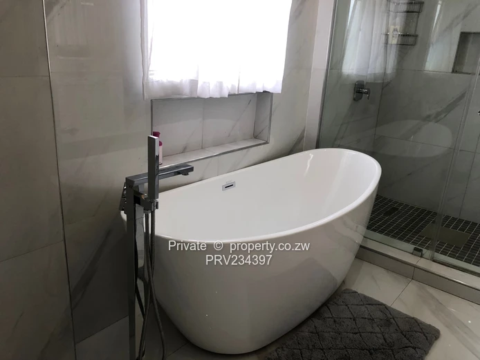 Beautifully Renovated Highlands Townhouse (With Modern Finishings) (Sole Mandate)