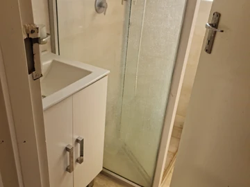 2 Bedroom Flat & Apartment