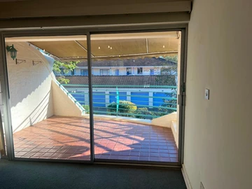 2 Bedroom Flat & Apartment