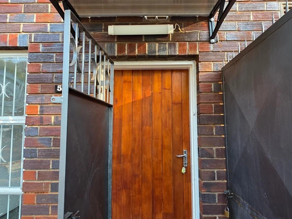 2 Bedroom Flat & Apartment