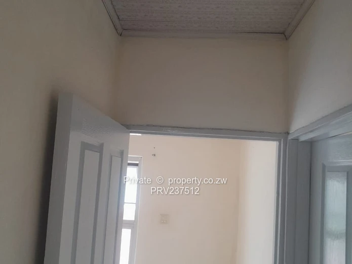 Madokero newly painted 2-Bed Garden Flat – Built-in Wardrobes & Yard
