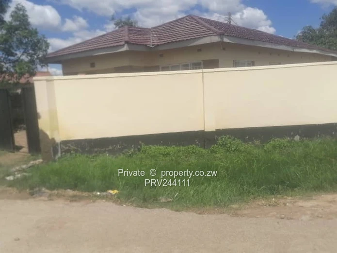 New 5-Bed Chitungwiza Home, Brick & Walled Yard, Fully serviced area (Sole Mandate)