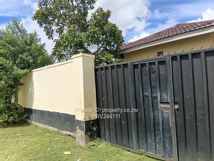 New 5-Bed Chitungwiza Home, Brick & Walled Yard, Fully serviced area (Sole Mandate)