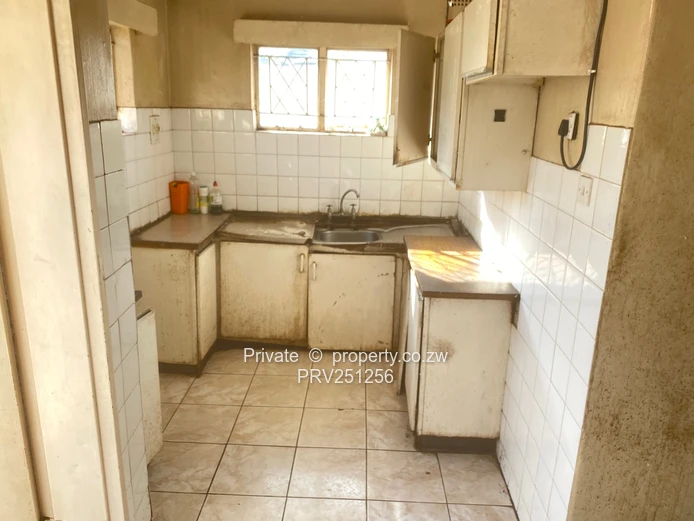 Avenues 2-Bed Flat — Tiled Floors, Garden & 24hr Security