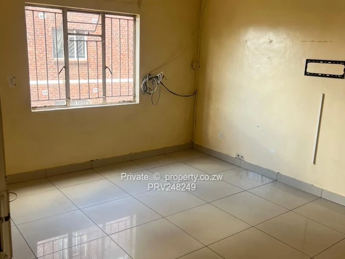 Bright 2-Bed Flat in Willowvale – Fitted Kitchen & Parking (Sole Mandate)