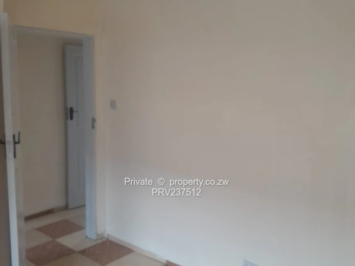 Madokero newly painted 2-Bed Garden Flat – Built-in Wardrobes & Yard