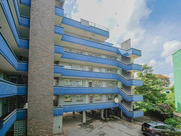 2 Bedroom Flat & Apartment