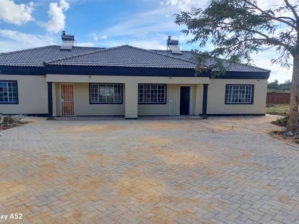  Spacious 3-Bedroom Garden Flat for Rent in Marlborough, Harare 
