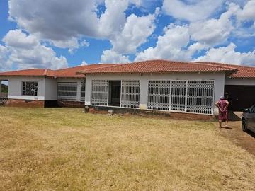 5BR Bulawayo East Home for Sale, Spacious 1-Acre Land with Borehole