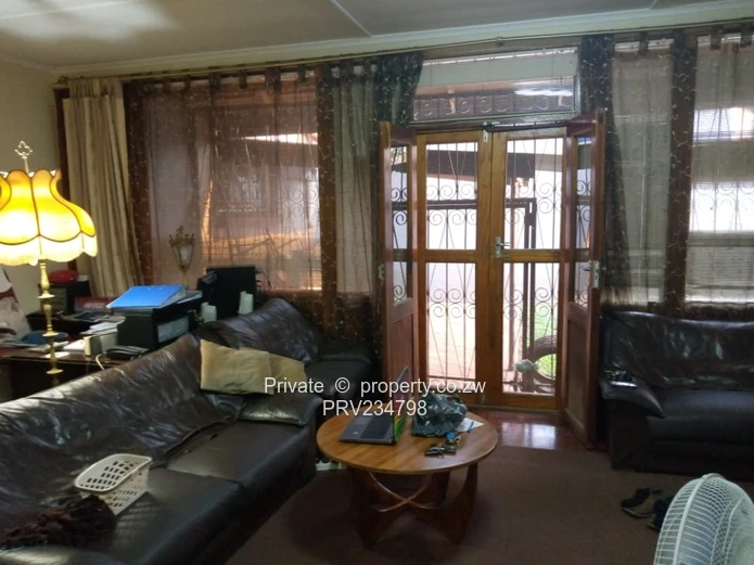 Gweru Daylesford Property for sale (4000sqm, 5beds, D+G, CCTV?)