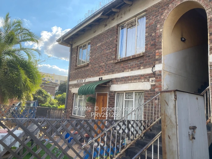 Avenues 2-Bed Flat — Tiled Floors, Garden & 24hr Security