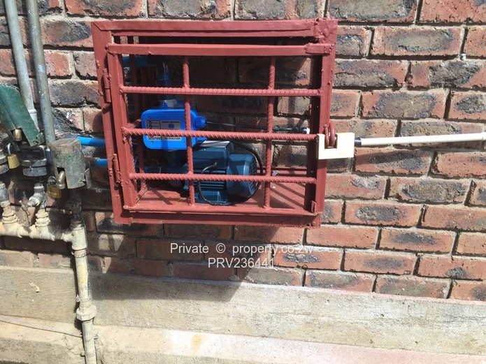 Beautiful and neat 2bed flat in Mufakose , Mukonono Rd. All floors are tiled .