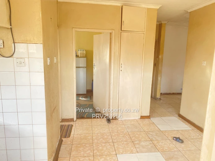 Avenues 2-Bed Flat — Tiled Floors, Garden & 24hr Security