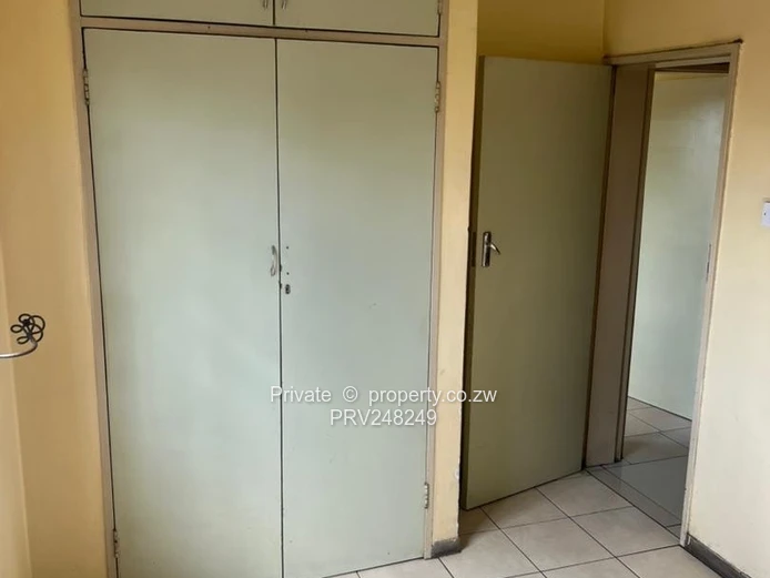 Bright 2-Bed Flat in Willowvale – Fitted Kitchen & Parking (Sole Mandate)