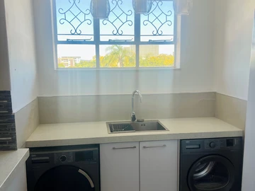 2 Bedroom Flat & Apartment