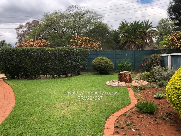 Beautifully Renovated Highlands Townhouse (With Modern Finishings) (Sole Mandate)