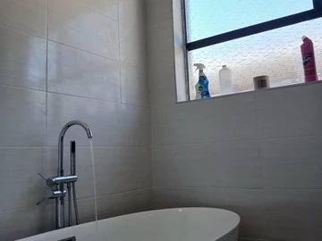 2 Bedroom Flat & Apartment